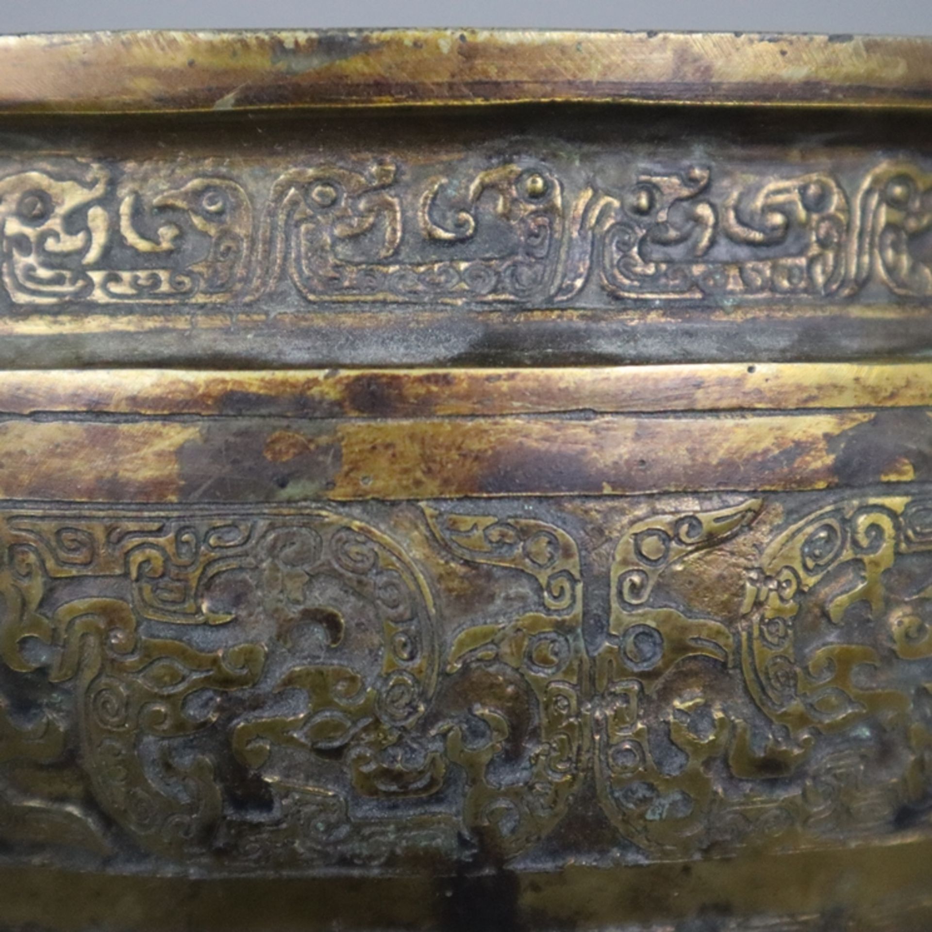 Räucherschale mit Deckel - China, Bronze mit Resten der Vergoldung, halbkugelige Schale auf Standri - Bild 10 aus 14
