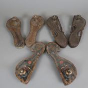 Drei Paar Pflocksandalen sog. „Paduka“ - Indien 19./20.Jh, Sohle, angearbeitete Stelzen unter Spitz