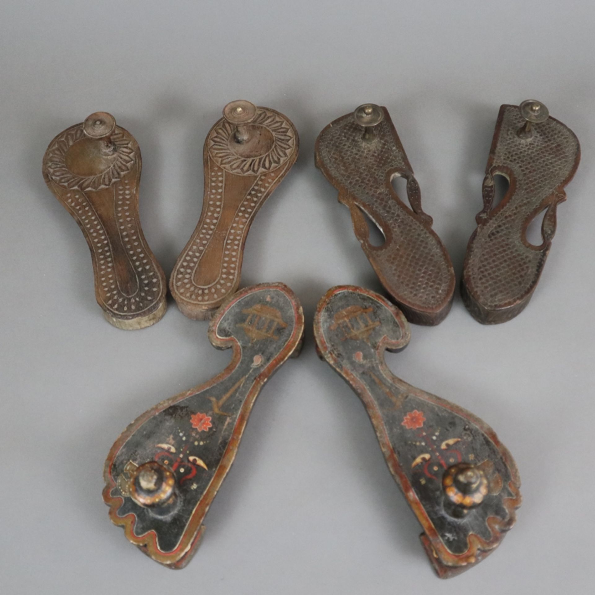 Drei Paar Pflocksandalen sog. „Paduka“ - Indien 19./20.Jh, Sohle, angearbeitete Stelzen unter Spitz