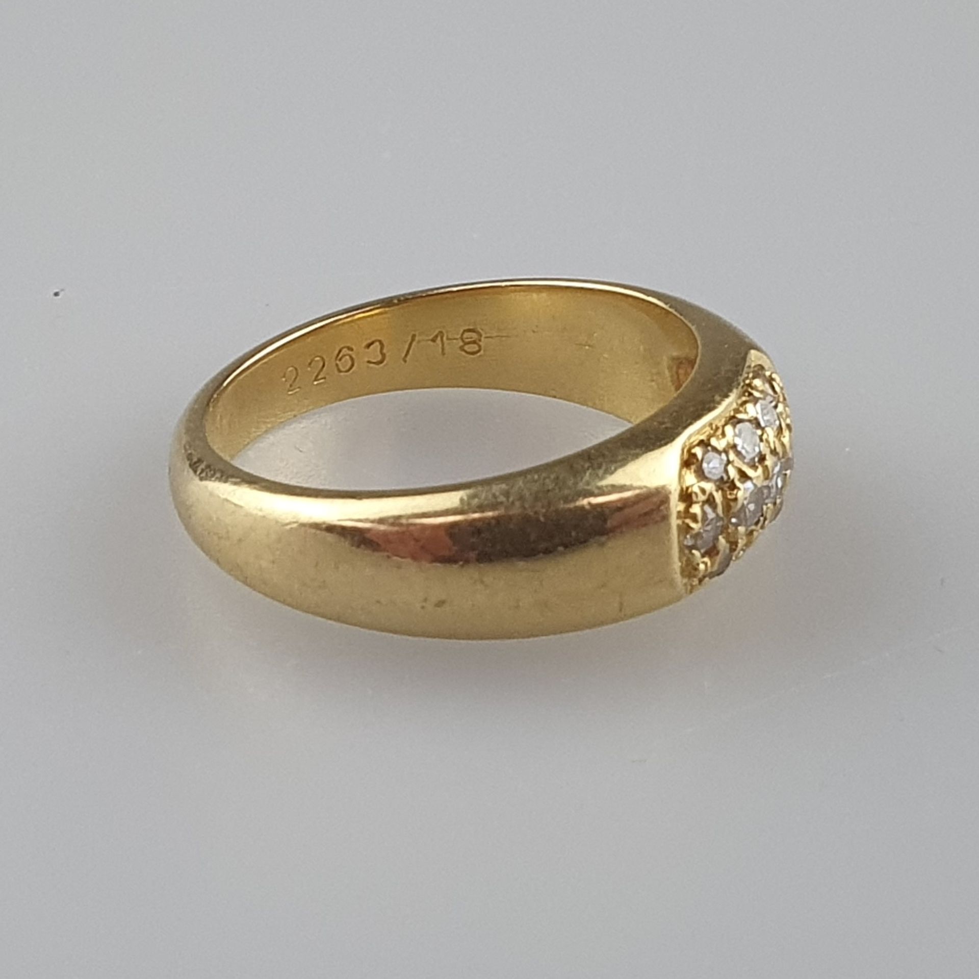 Goldring mit Diamantbesatz - Gelbgold 750/000 (18K), vertiefter Ringkopf ausgefasst mit 13 kleinen - Bild 3 aus 5