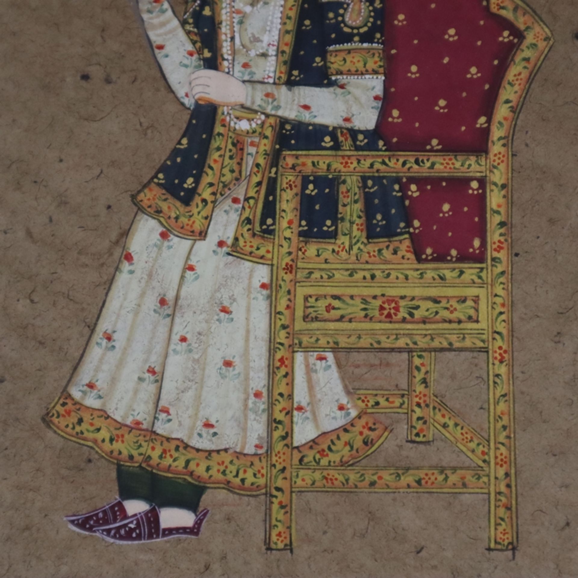 Indische Miniaturmalerei - Ganzfigur einer Mogul-Fürstin im Prunksessel sitzend mit Blume, Pigmentf - Bild 5 aus 5