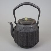 Tetsubin - Wasserkessel für die Teezeremonie, Japan, Taishō-/Shōwa-Zeit, Gusseisen, Bronzedeckel in