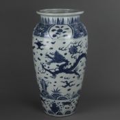 Große blau-weiße-Balustervase - China, in Unterglasurblau Drachen mit Juwel zwischen Flämmchen und