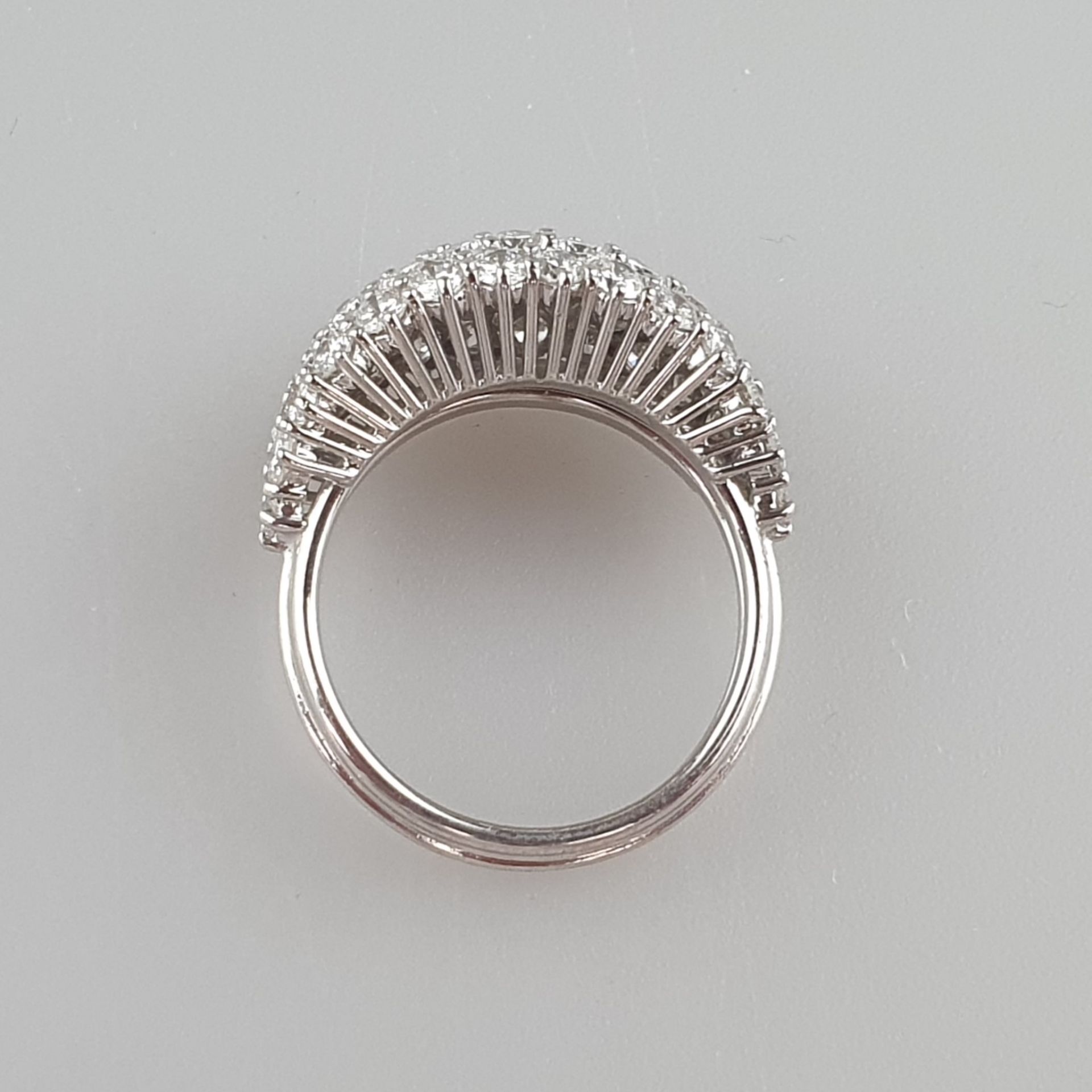 Prunkvoller Goldring mit üppigem Diamantenbesatz - Weißgold 750/000, halbmondförmiger Ringkopf komp - Bild 7 aus 7