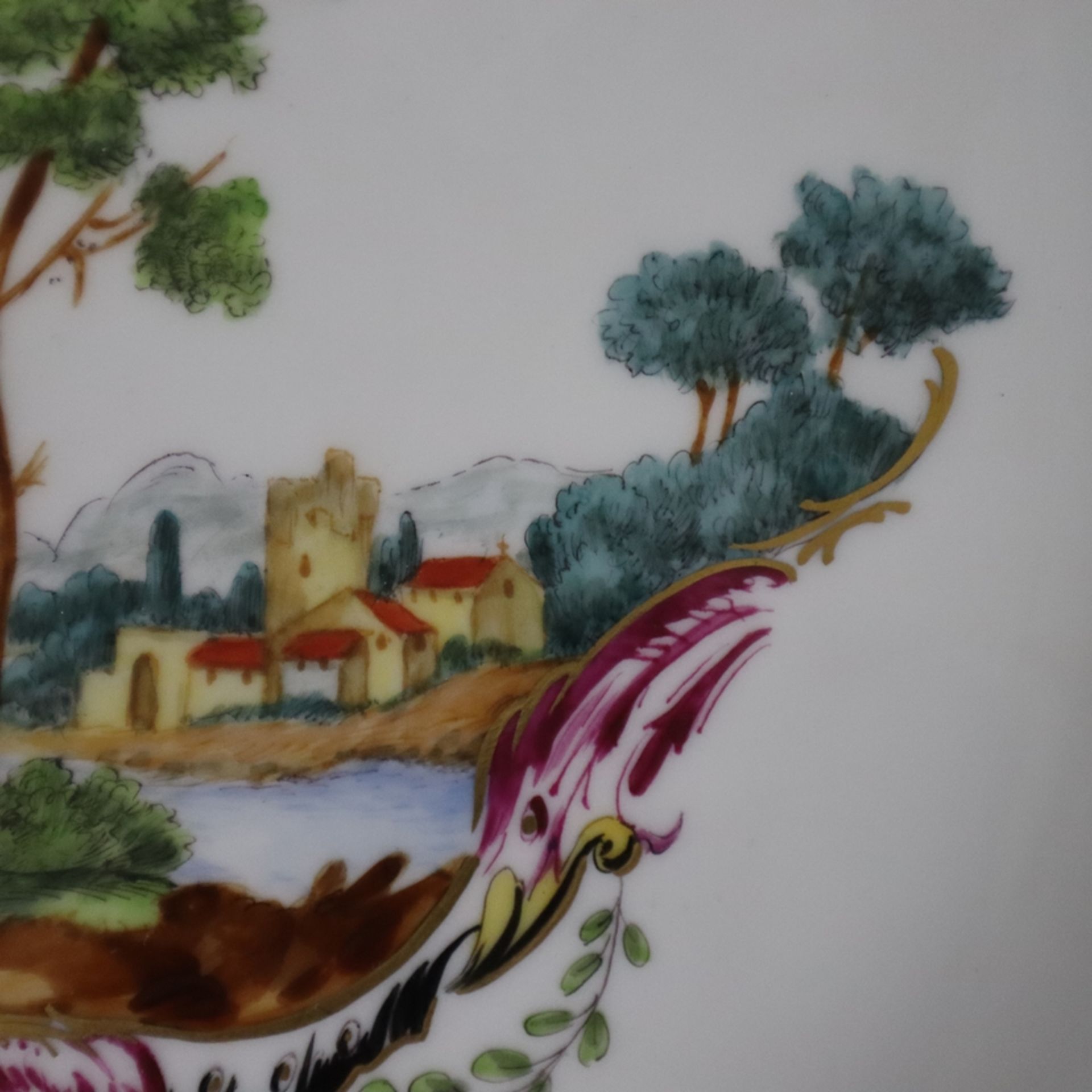Rundplatte - Meissen, 20. Jh., Porzellan, polychrome Hausmalerei: Flusslandschaft mit Figurenstaffa - Bild 5 aus 7