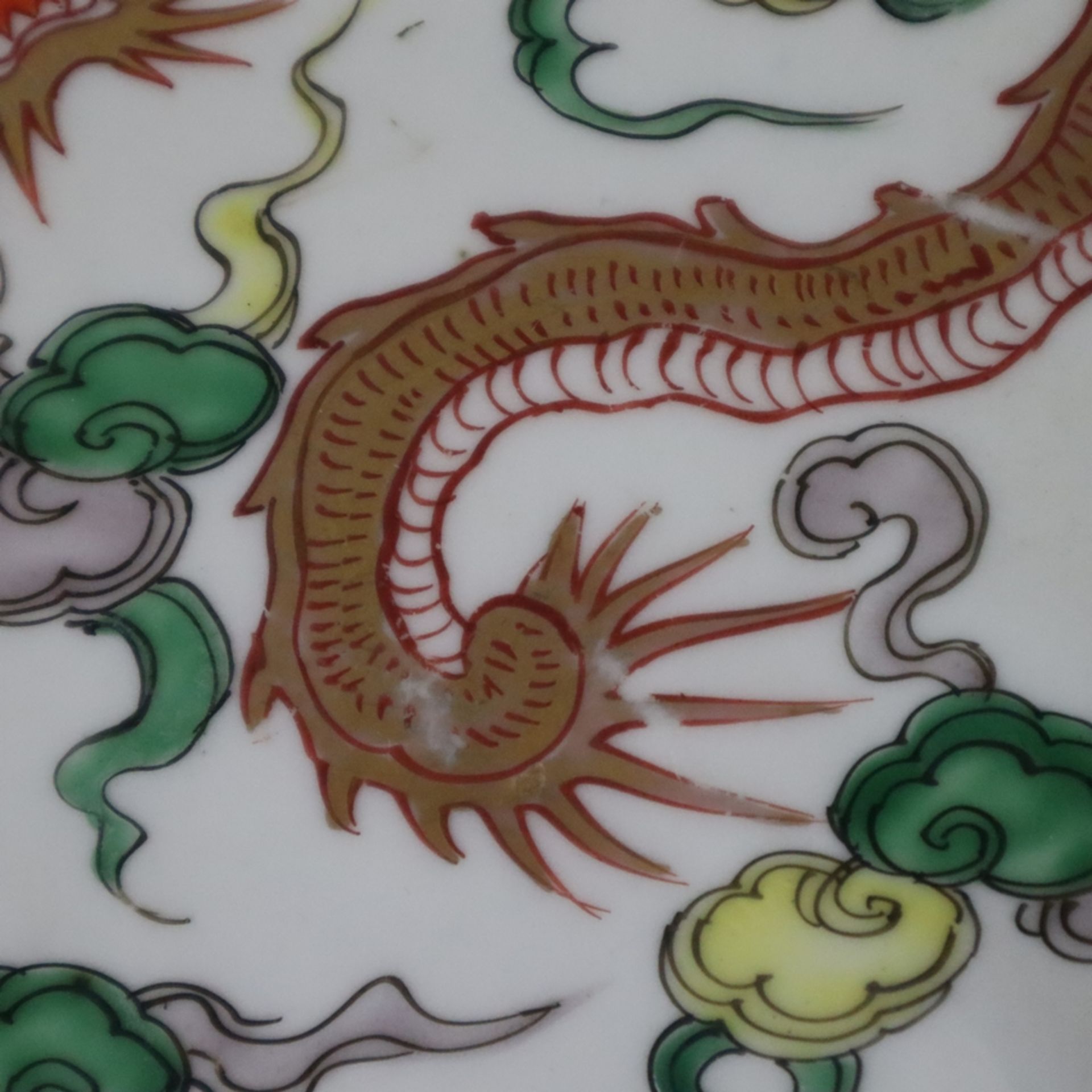 Zwei Drachenteller - China, frühes 20.Jh., runde Form mit blütenförmiger Fahne, im Spiegel jeweils  - Bild 6 aus 9
