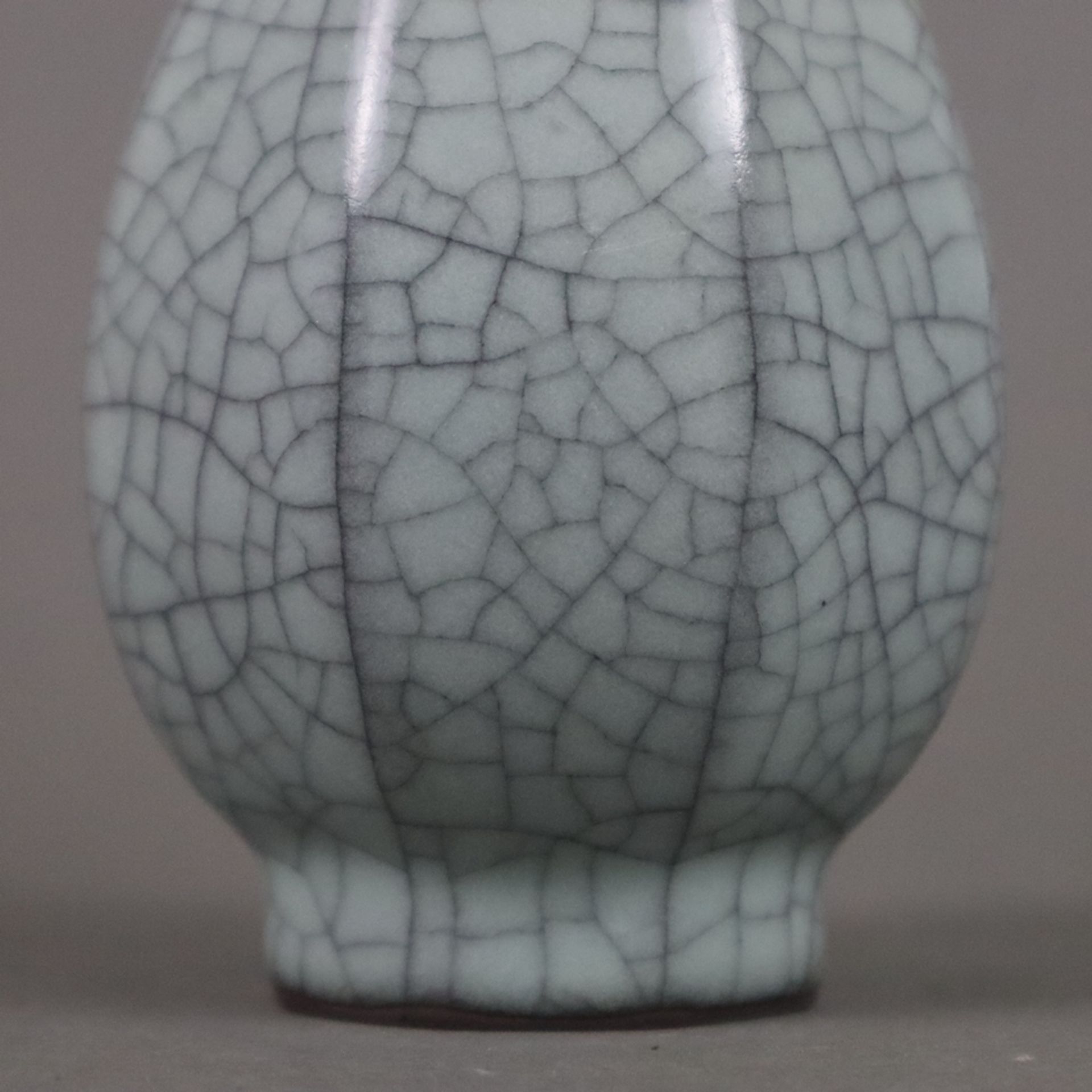 Hu-Vase - China, gekantete Wandung mit zwei röhrenartigen Henkeln am Hals, bläuliche Glasur mit typ - Bild 4 aus 7