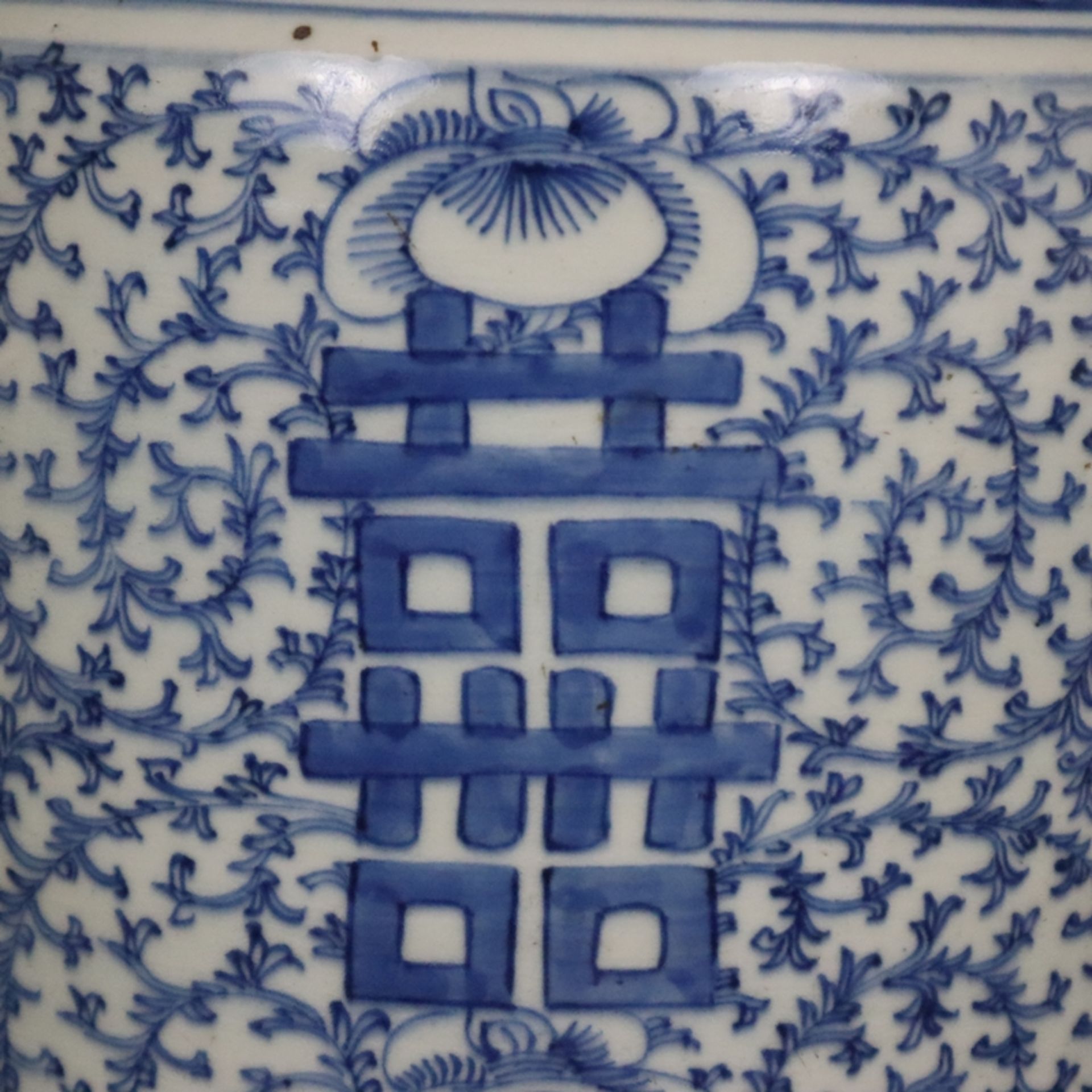 Blau-weiße Bodenvase - China, späte Qing-Dynastie, Tongzhi 1862-1875, sog. „Hochzeitsvase“, auf der - Bild 5 aus 14