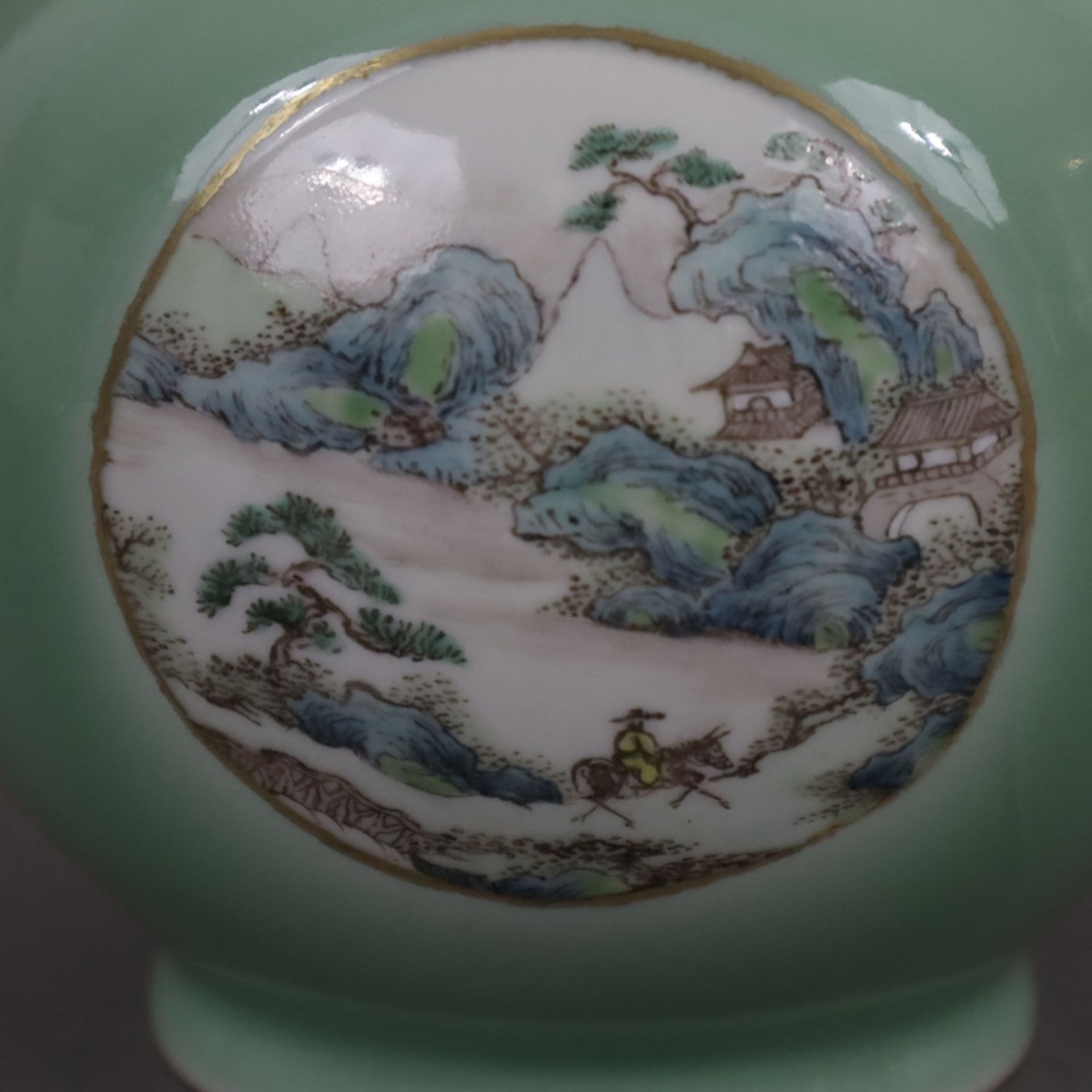 Seladon-Vase - Porzellan mit polychromer Emailbemalung, China, gebauchte Vase mit eingeschnürtem Ha - Bild 6 aus 9