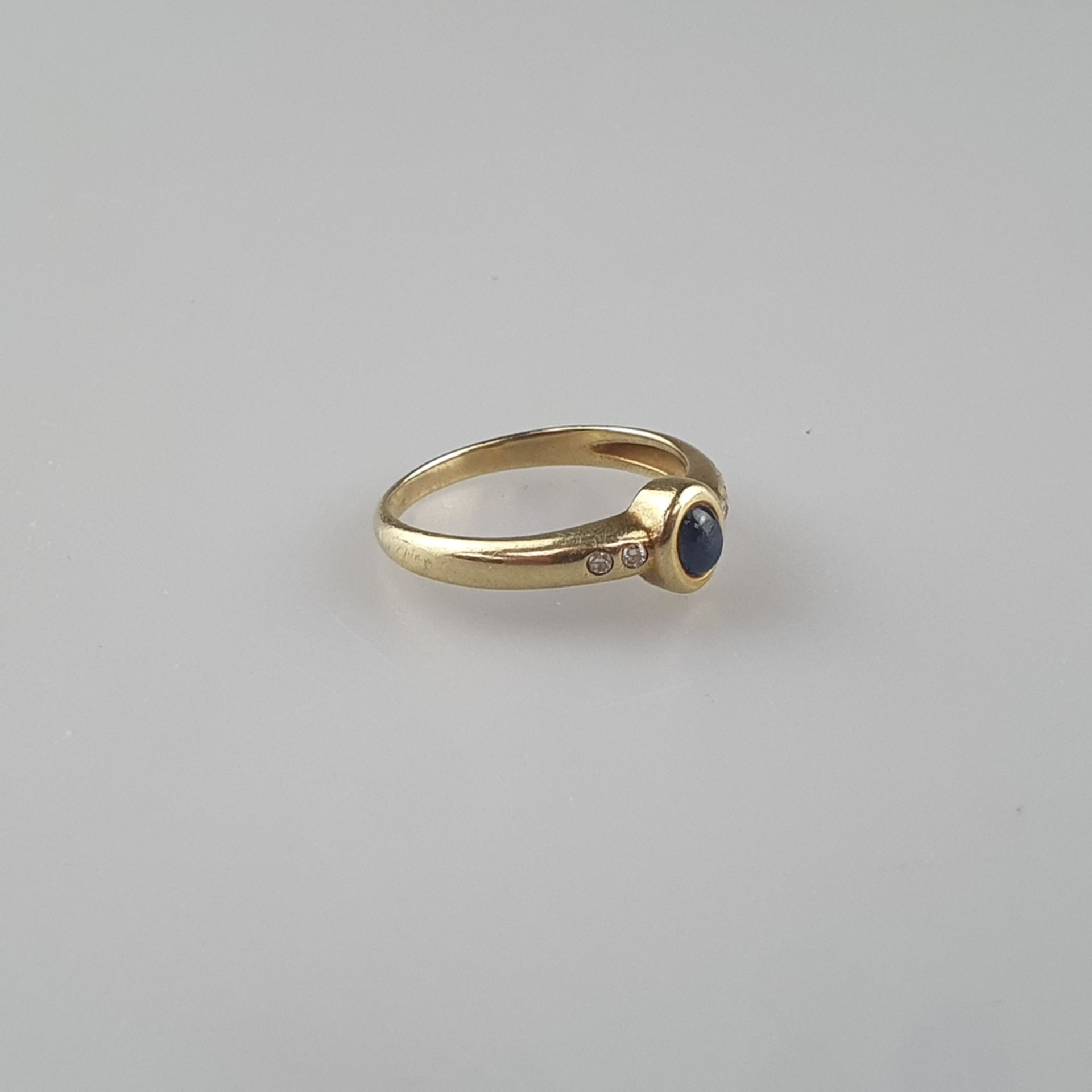 Saphirring mit Diamantbesatz - Gelbgold 585/000 (14K), moderne Fassung mit abgerundeten Kanten, mit - Bild 2 aus 4