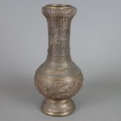 Vase - Bronzelegierung, gefußte kugelrunde Wandung mit langem Hals und knoblauchknollenförmig verdi