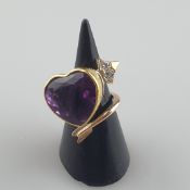 Ausgefallener Amethystring mit Diamanten - Gelbgold 585/000 (14 K), innen gestempelt, herzförmiger