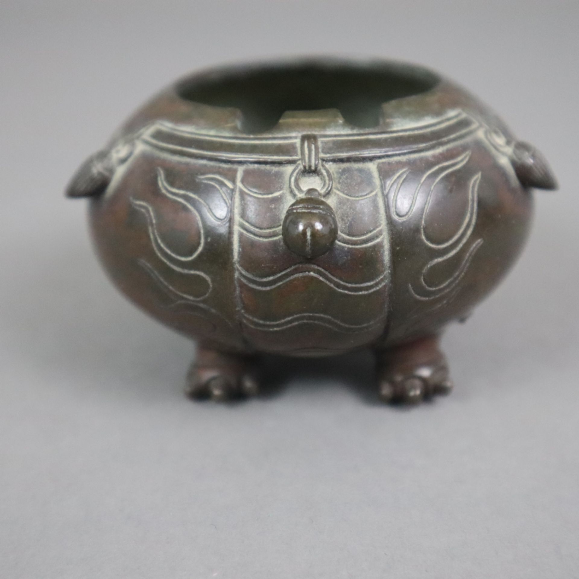 Kleiner figürlicher Koro - Japan, Bronze, braun patiniert, in Gestalt eines runden Shishi, Steckdec - Bild 4 aus 6