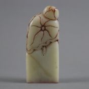 Jadestempel -China, fein polierter Jadepetschaft mit Lotosabschluss und rechteckiger gravierter Ste