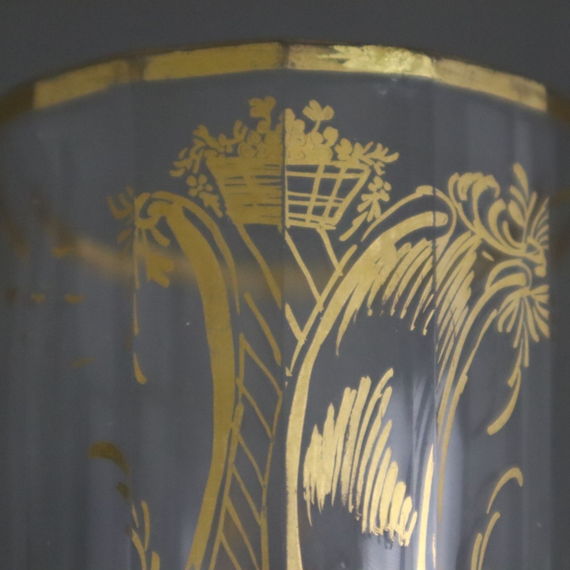 Zwei Glasbecher - Böhmen, Mitte 18. Jh., farbloses Glas mit Goldmalerei, 1x 18-fach facettierter zy - Bild 7 aus 8