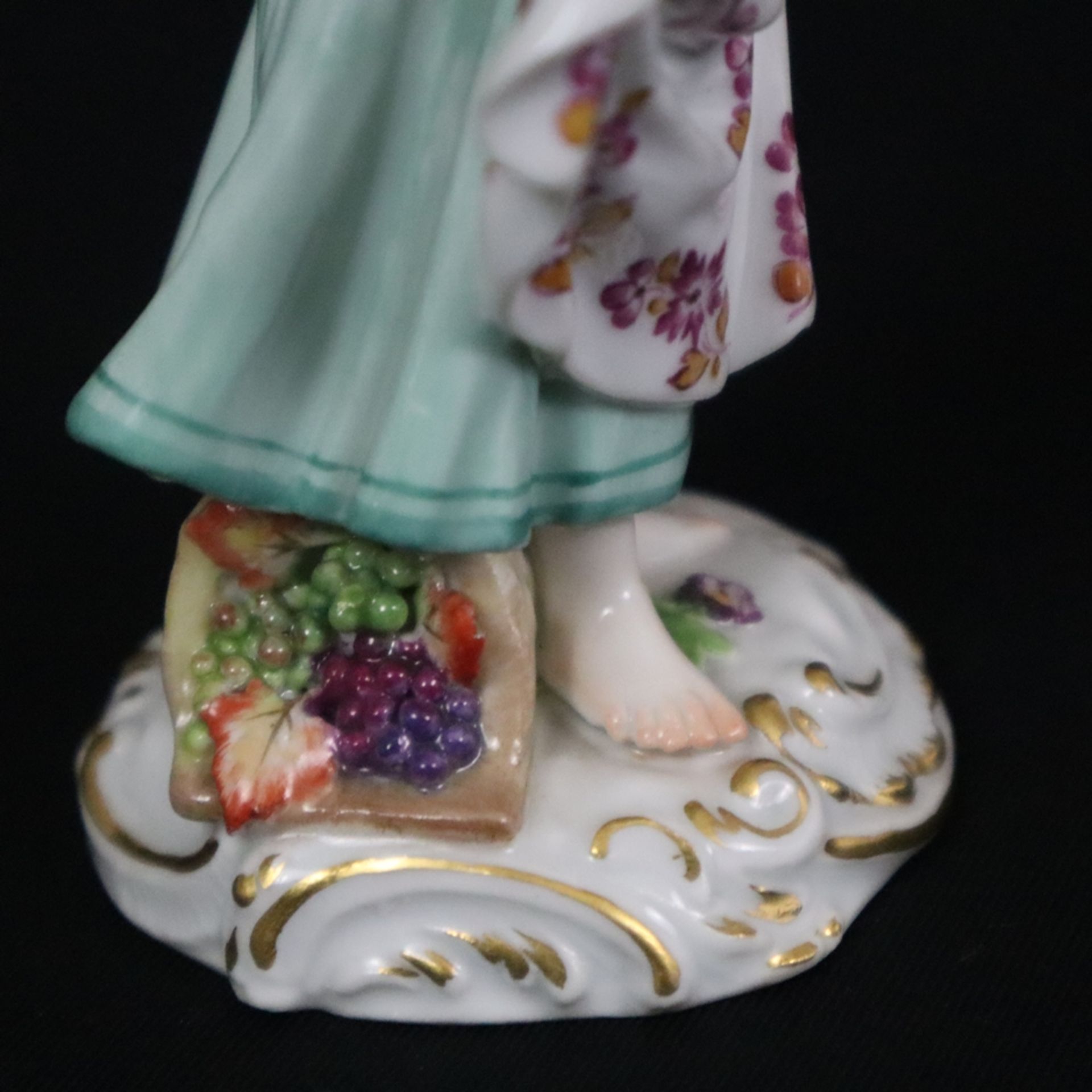 Porzellanfigur "Gärtnerin mit Trauben" - Meissen, 20. Jh., Porzellan, polychrome Bemalung, Goldstaf - Bild 6 aus 8