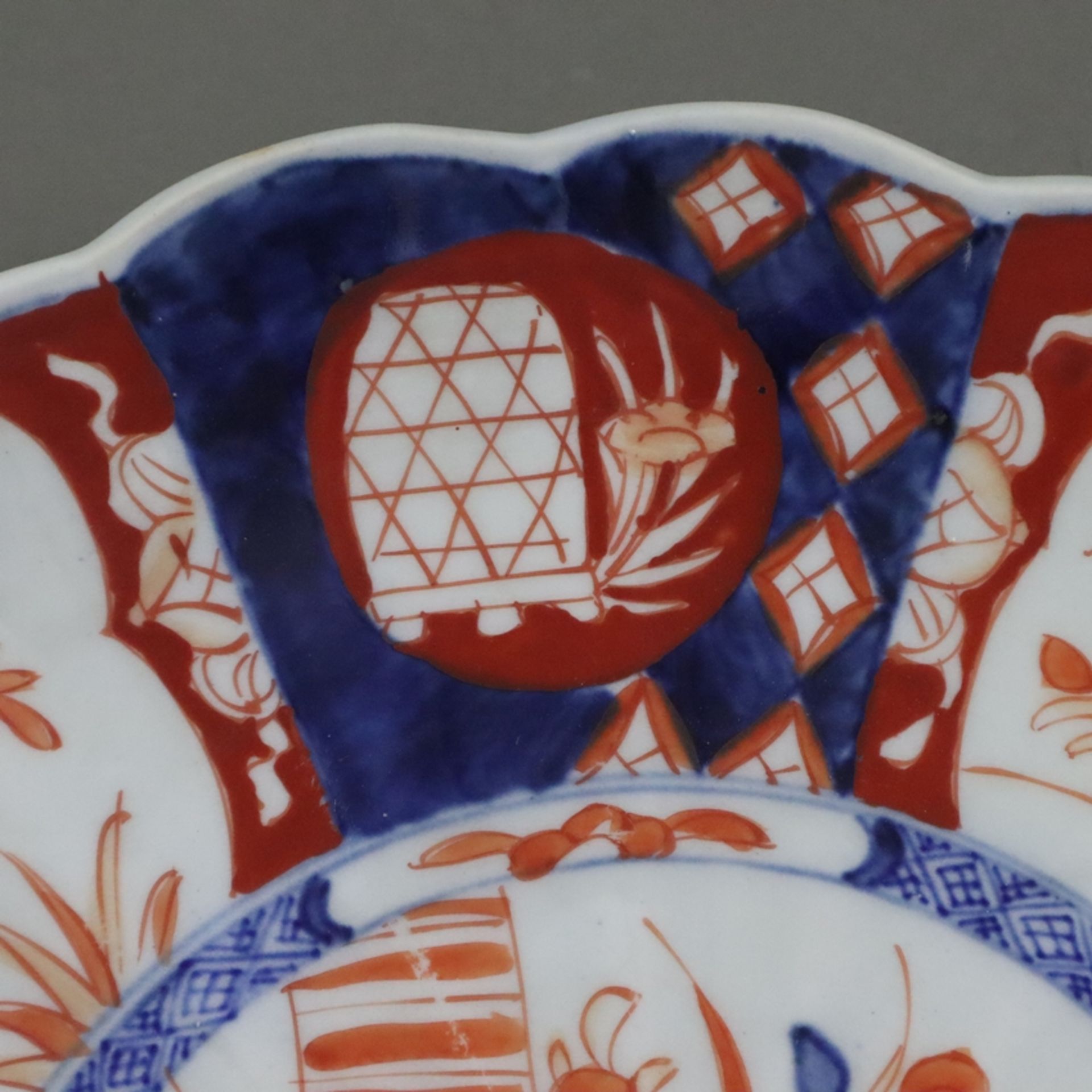 Imari-Porzellanplatte - Japan, runde, leicht vertiefte Form mit gewelltem Rand, Bemalung in Untergl - Bild 5 aus 7