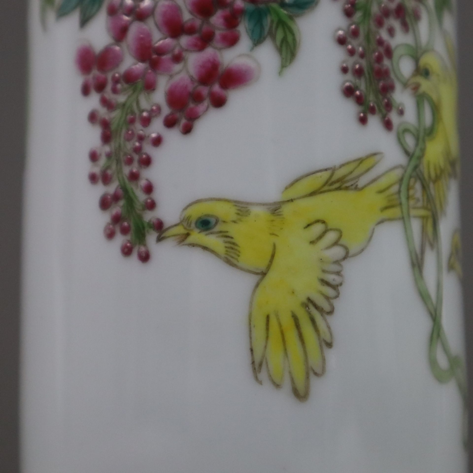 Kleine Rouleauvase - China 20.Jh., schauseitig Vogelschwarm vor üppig blühenden Ästen in polychrome - Image 3 of 7