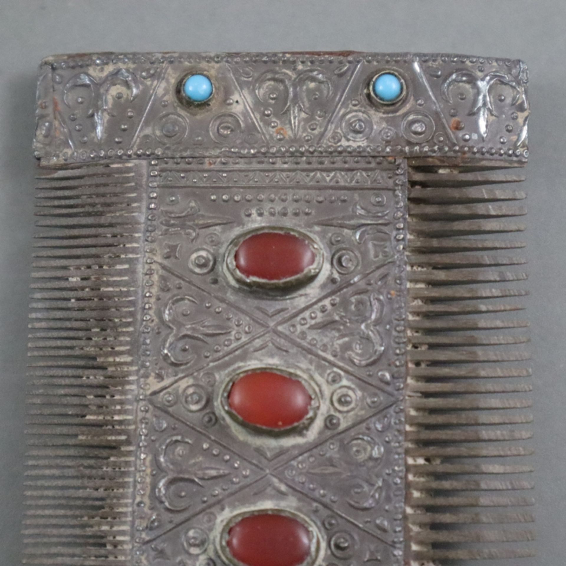 Kamm - Turkmenistan, 19./20. Jh., silberner Kamm mit Reliefdekor sowie zwei Reihen fein geschnitten - Bild 3 aus 5