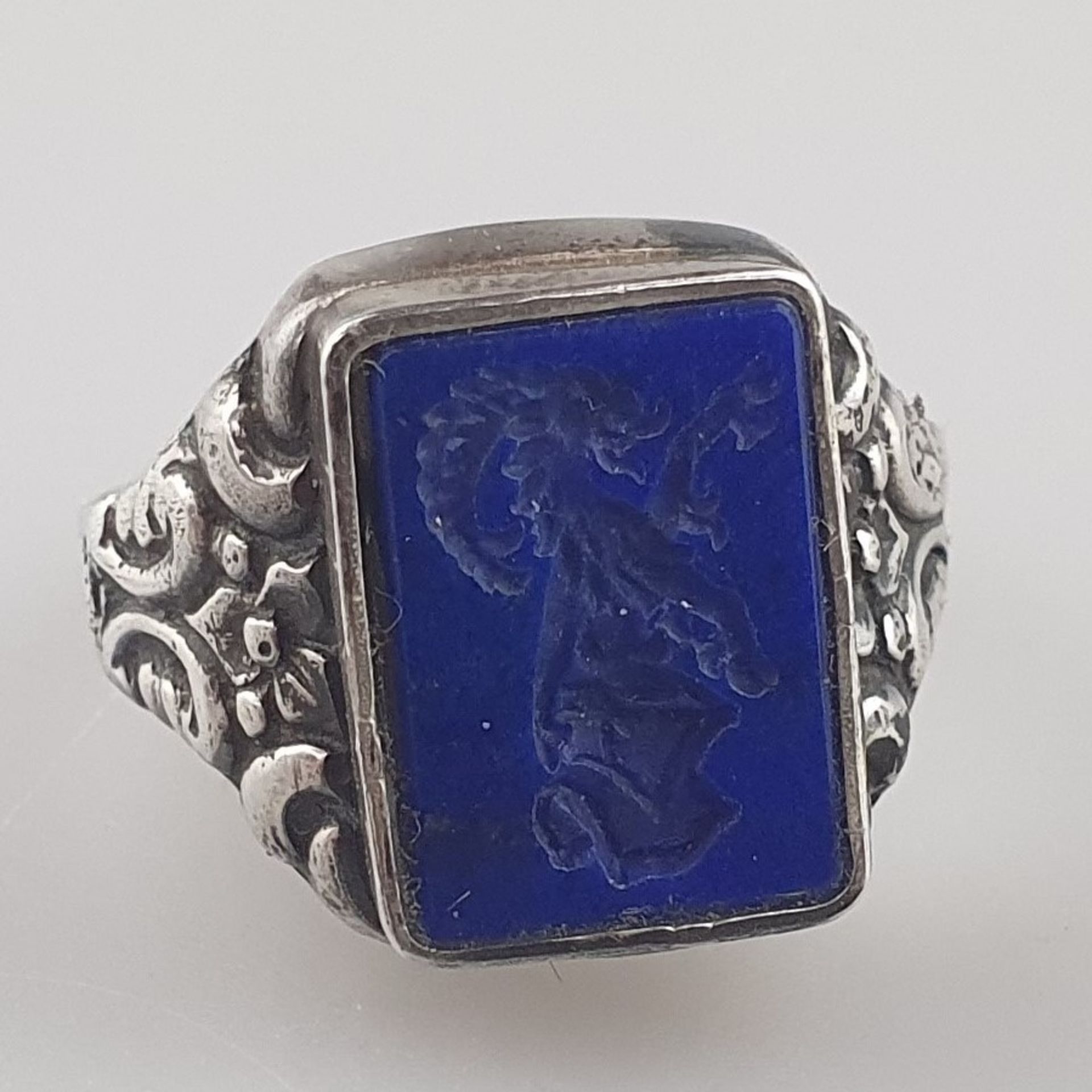 Siegelring - Silberfassung, Schulterpartie mit Jugendstil-Ornamentik, Lapislazuli-Intaglio als Ring - Bild 3 aus 6