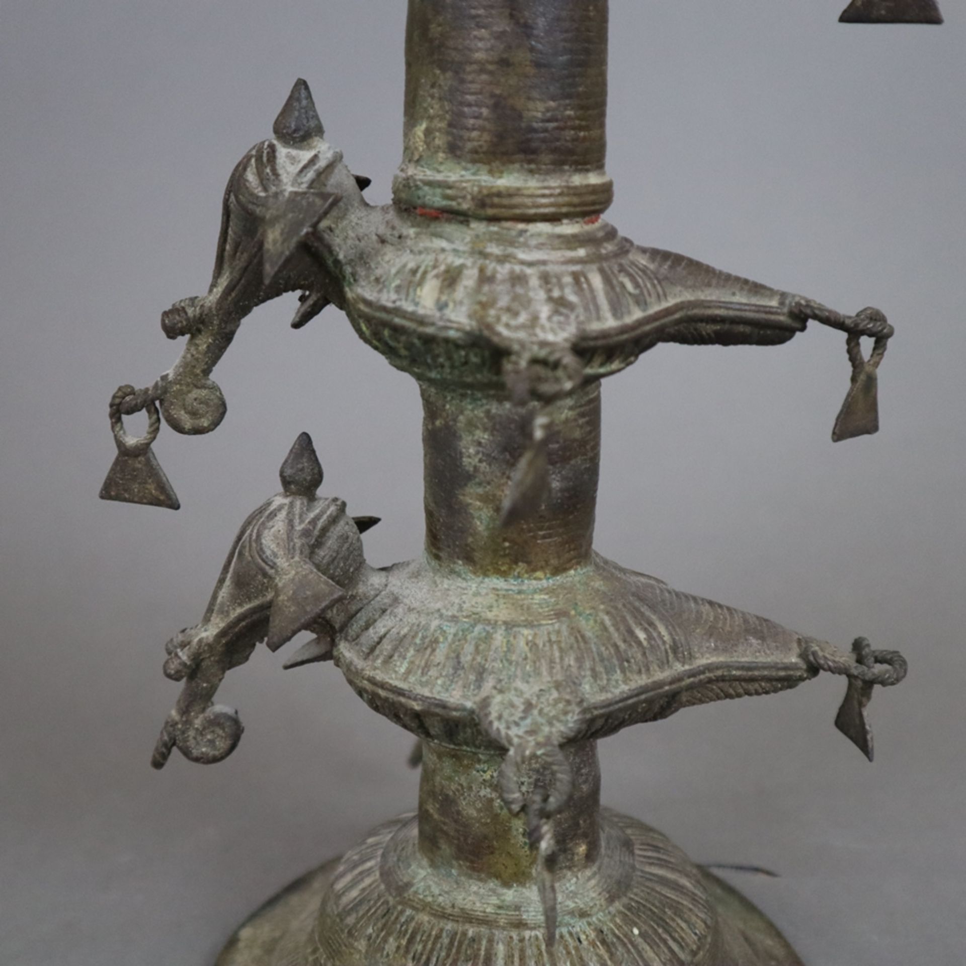 Hohe Öllampe - Indien, Bastar-Region, Bronze mit Alterspatina, über gewölbtem Fuß gegliederter Scha - Image 8 of 9