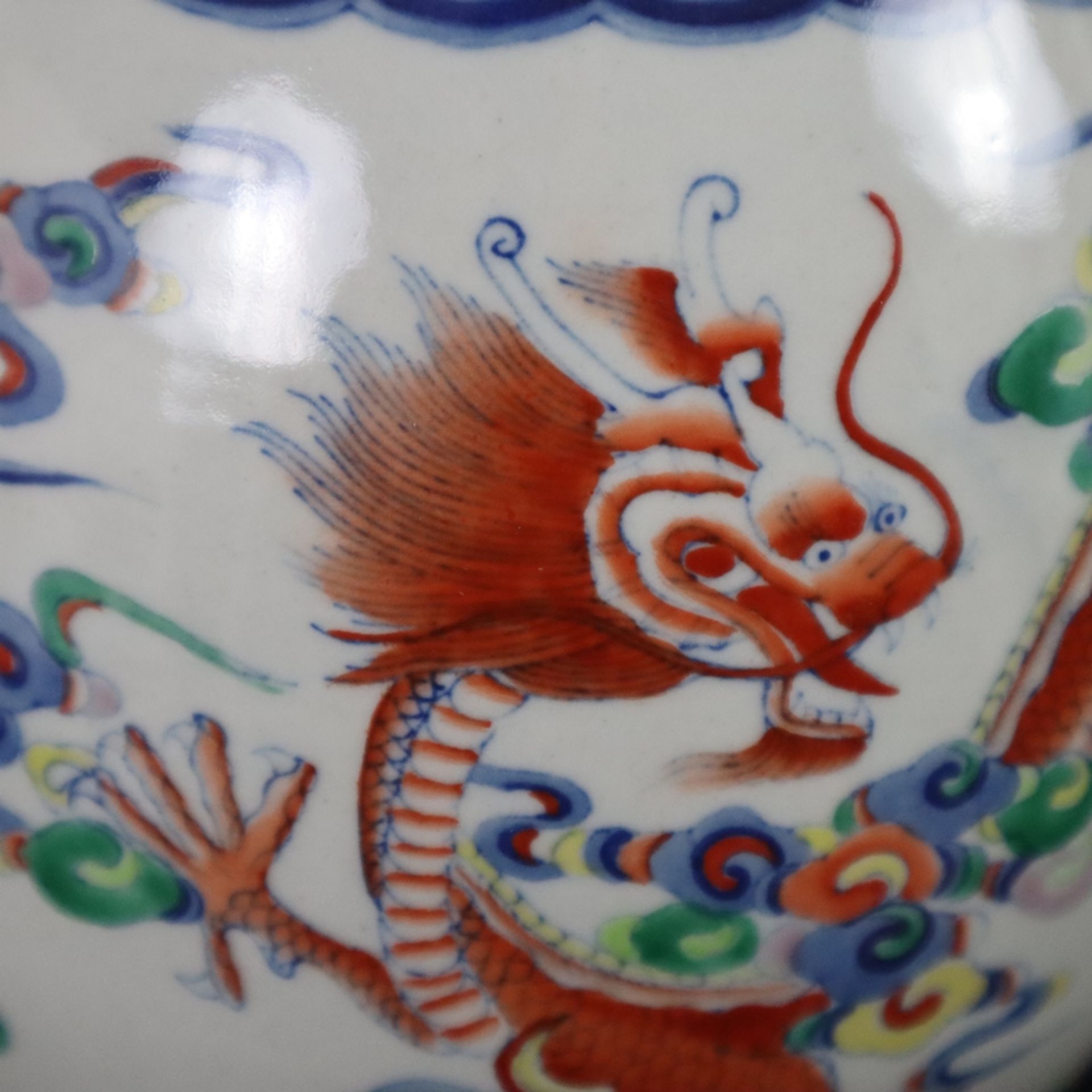 Drachenvase - China 20.Jh., Porzellan, über Standring birnförmige mit langem Hals und leicht einges - Bild 8 aus 10