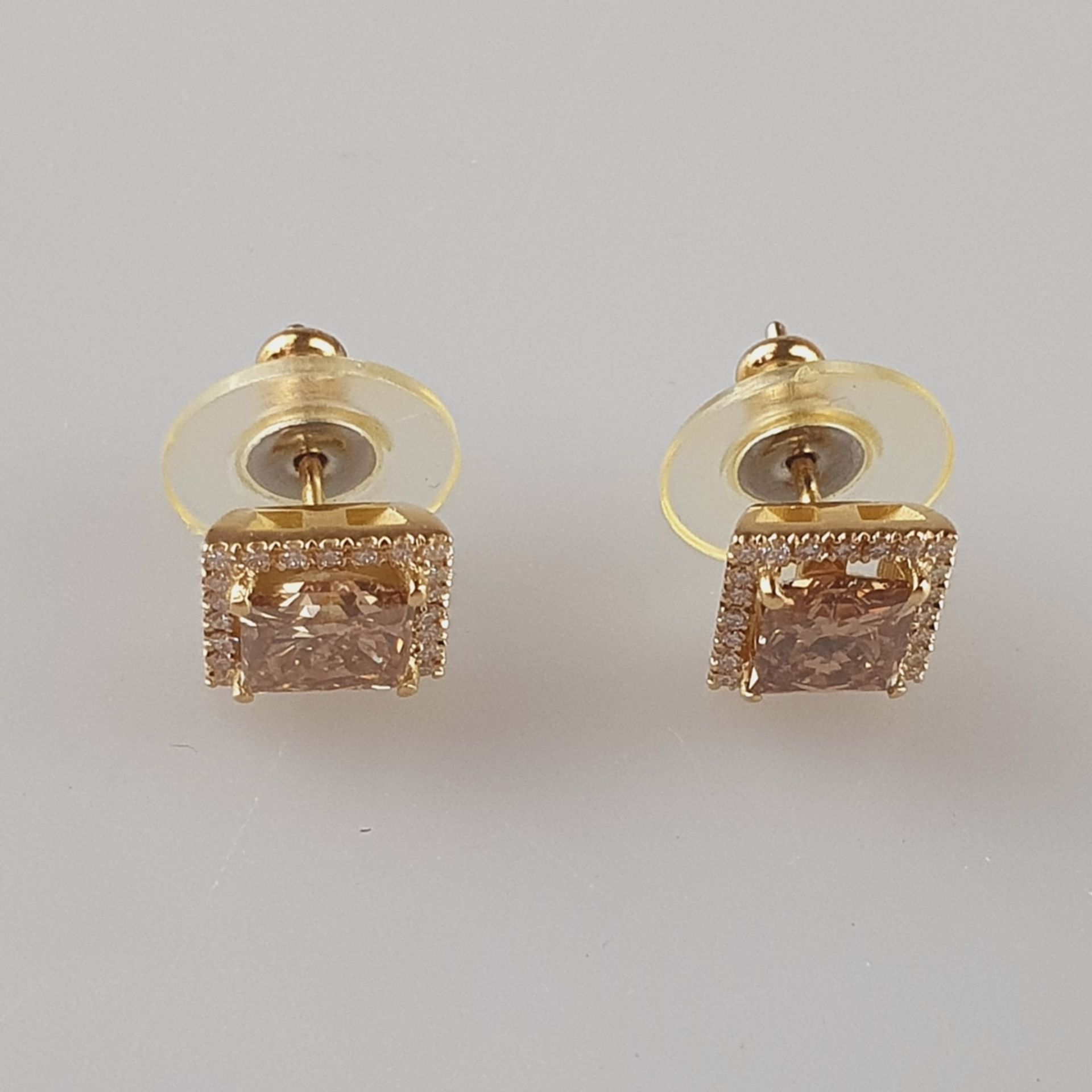 Ein Paar elegante Luxus-Ohrstecker mit großen Diamanten - Gelbgold 750/000, jeweils besetzt mit 1 g - Bild 2 aus 4