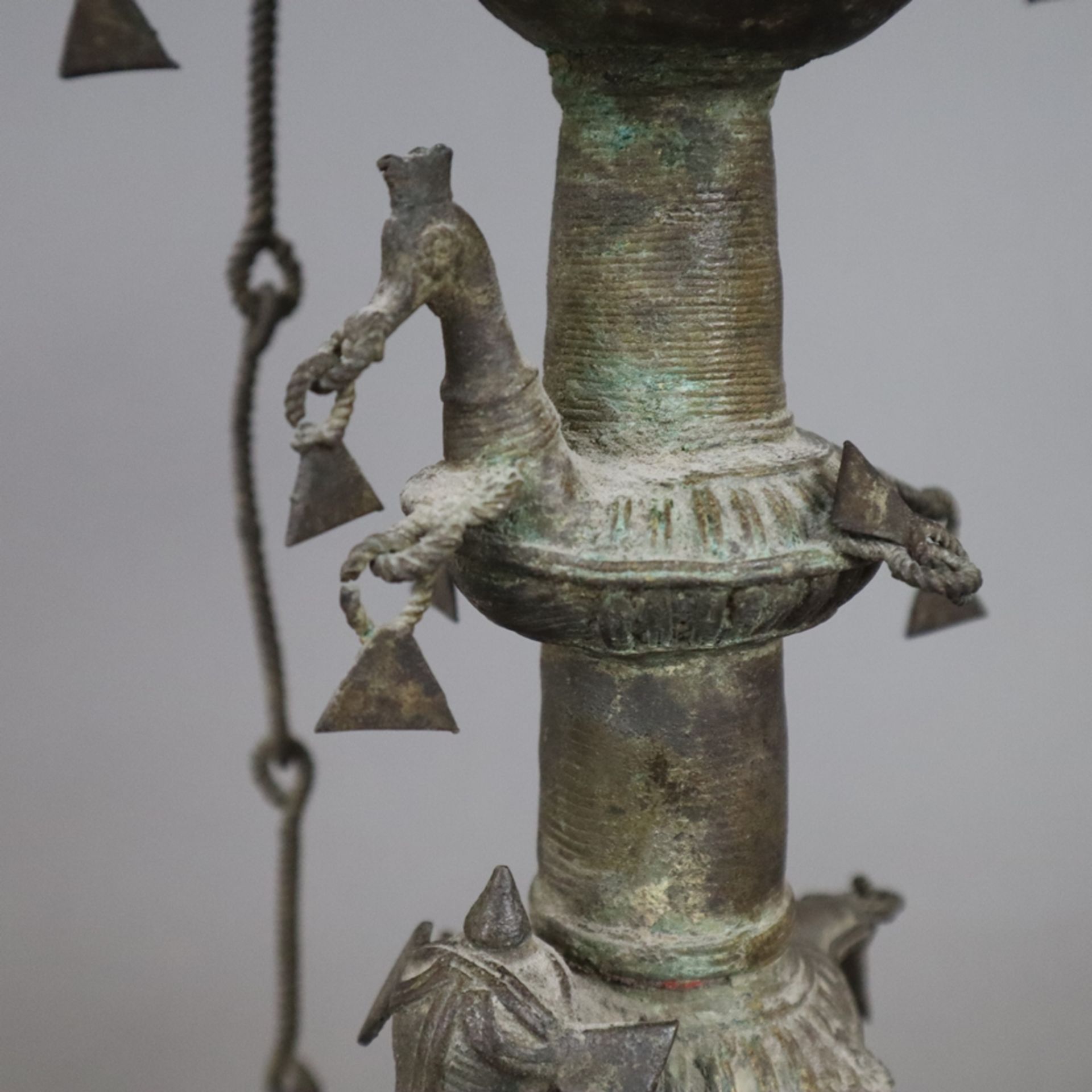 Hohe Öllampe - Indien, Bastar-Region, Bronze mit Alterspatina, über gewölbtem Fuß gegliederter Scha - Bild 5 aus 9