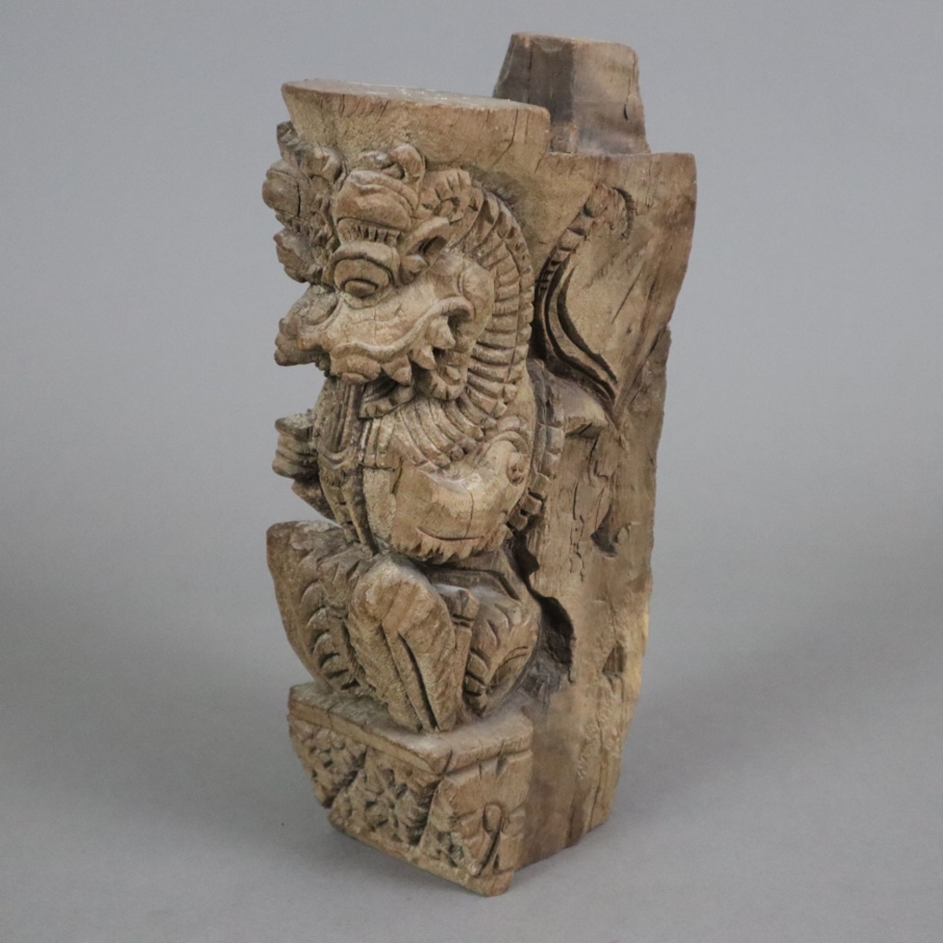 Möbel-Zierfragment mit Löwenmotiv - Indien, Holz geschnitzt, wohl Teil einer Armlehne mit vollrunde - Image 2 of 7