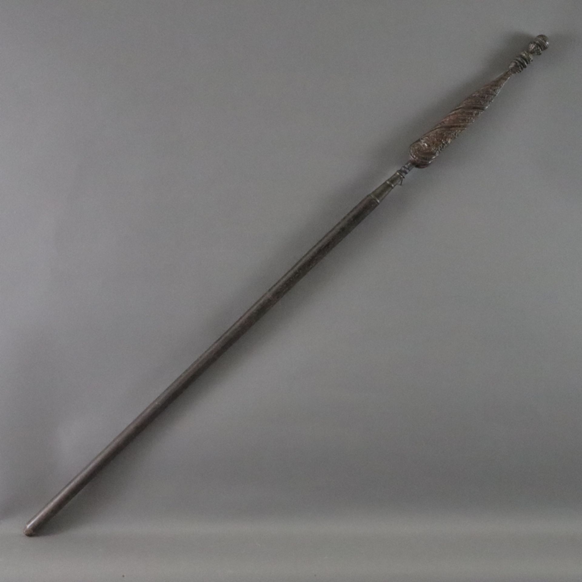 Speer mit Scheide - Indonesien, wohl 19./20. Jh., lanzettförmiges Blatt von ca. 19 cm Länge, leicht - Bild 2 aus 5