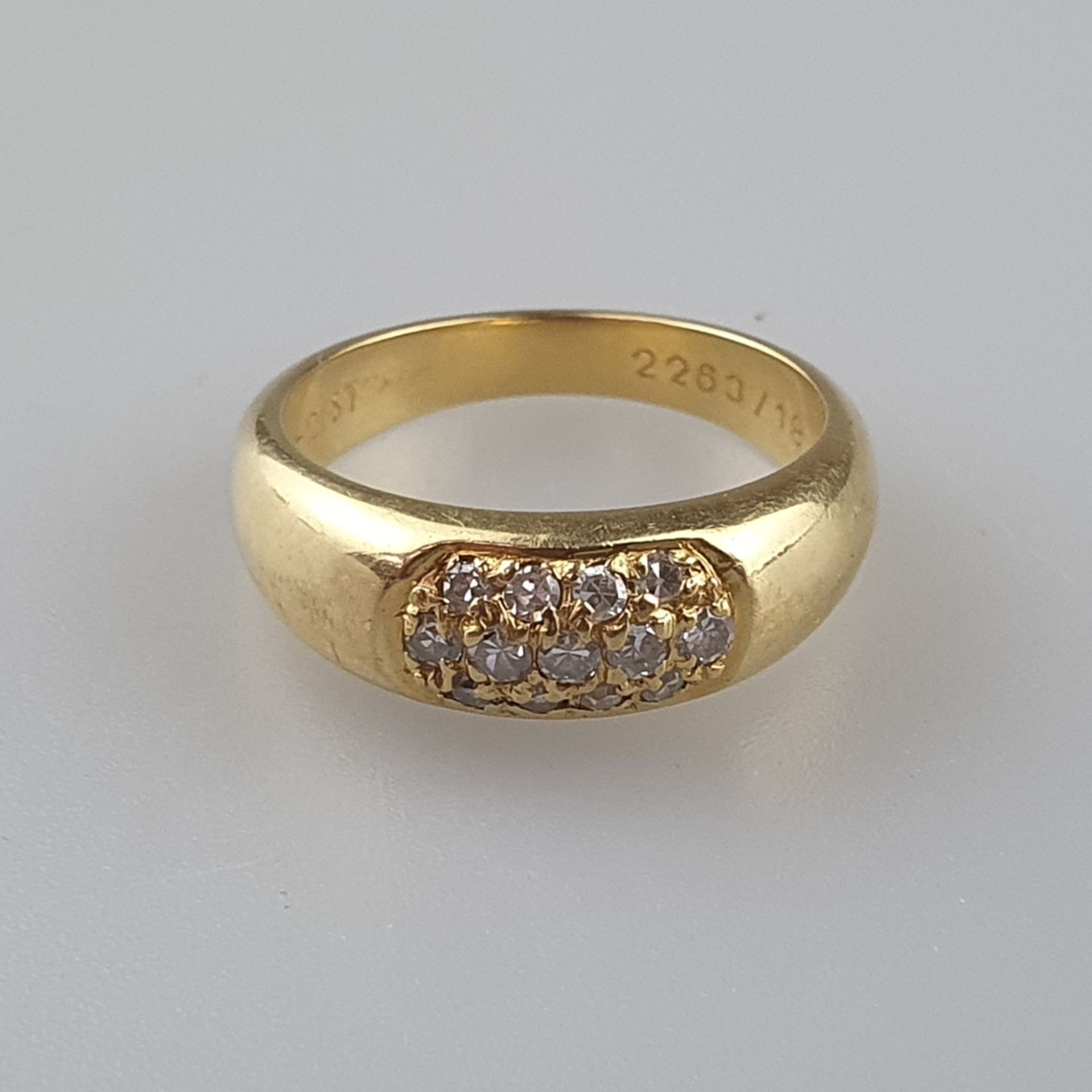 Goldring mit Diamantbesatz - Gelbgold 750/000 (18K), vertiefter Ringkopf ausgefasst mit 13 kleinen - Bild 2 aus 5