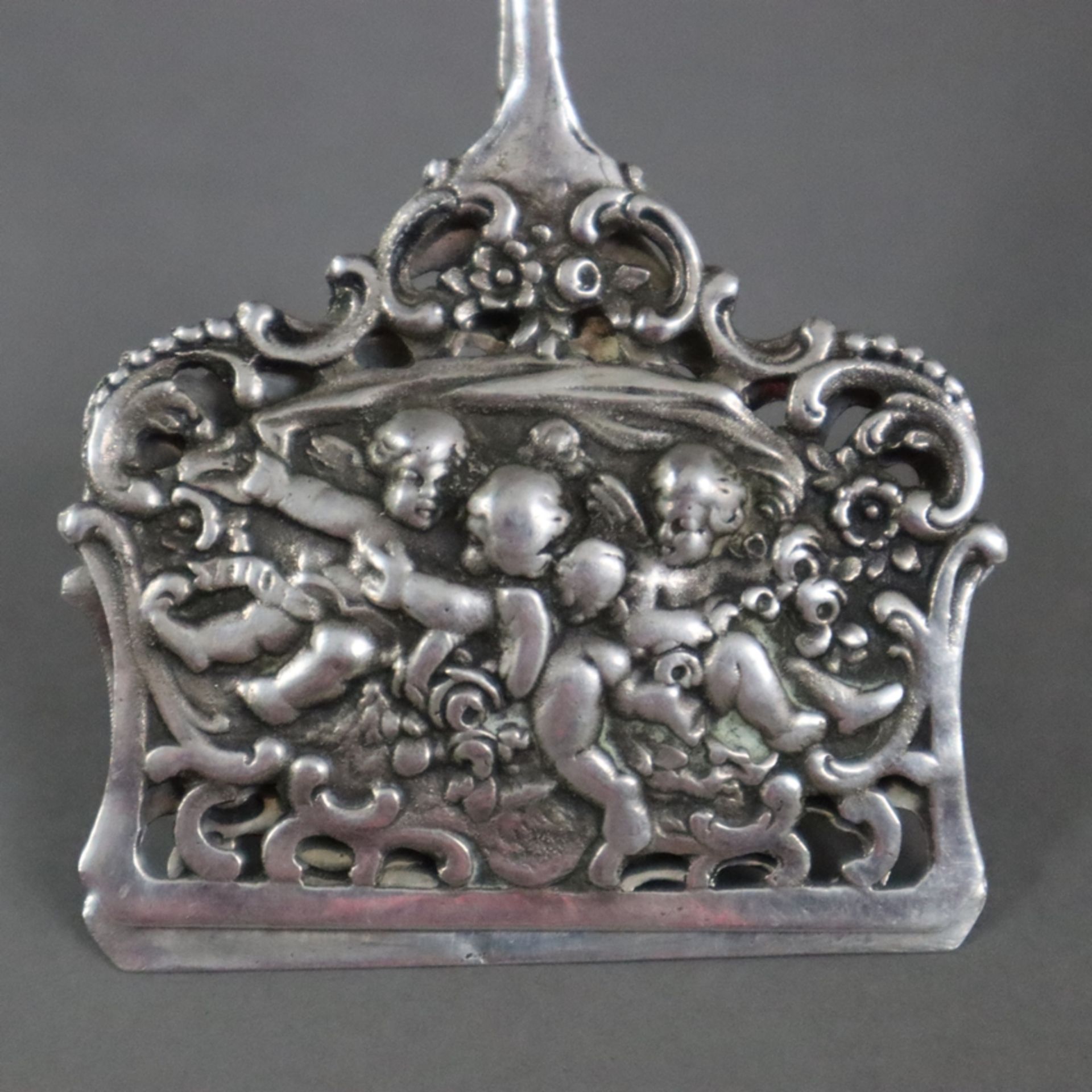 Gebäckzange - Silber 800, gestempelt, üppig reliefiert mit Rocaillen-, Rosenmotiven und Puttodekor, - Bild 4 aus 6