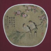 Fächerblatt - China, feine Malerei auf Seide: Vogelpaar auf blühendem Ast vor goldenem Fond, chines