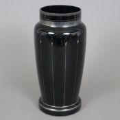 Jugendstil-Vase - wohl Wien um 1910, opalschwarzes Glas, dezenter Ornamentdekor in Silveroverlay-Te