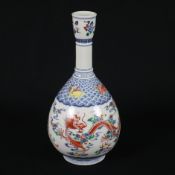 Drachenvase - China 20.Jh., Porzellan, über Standring birnförmige mit langem Hals und leicht einges
