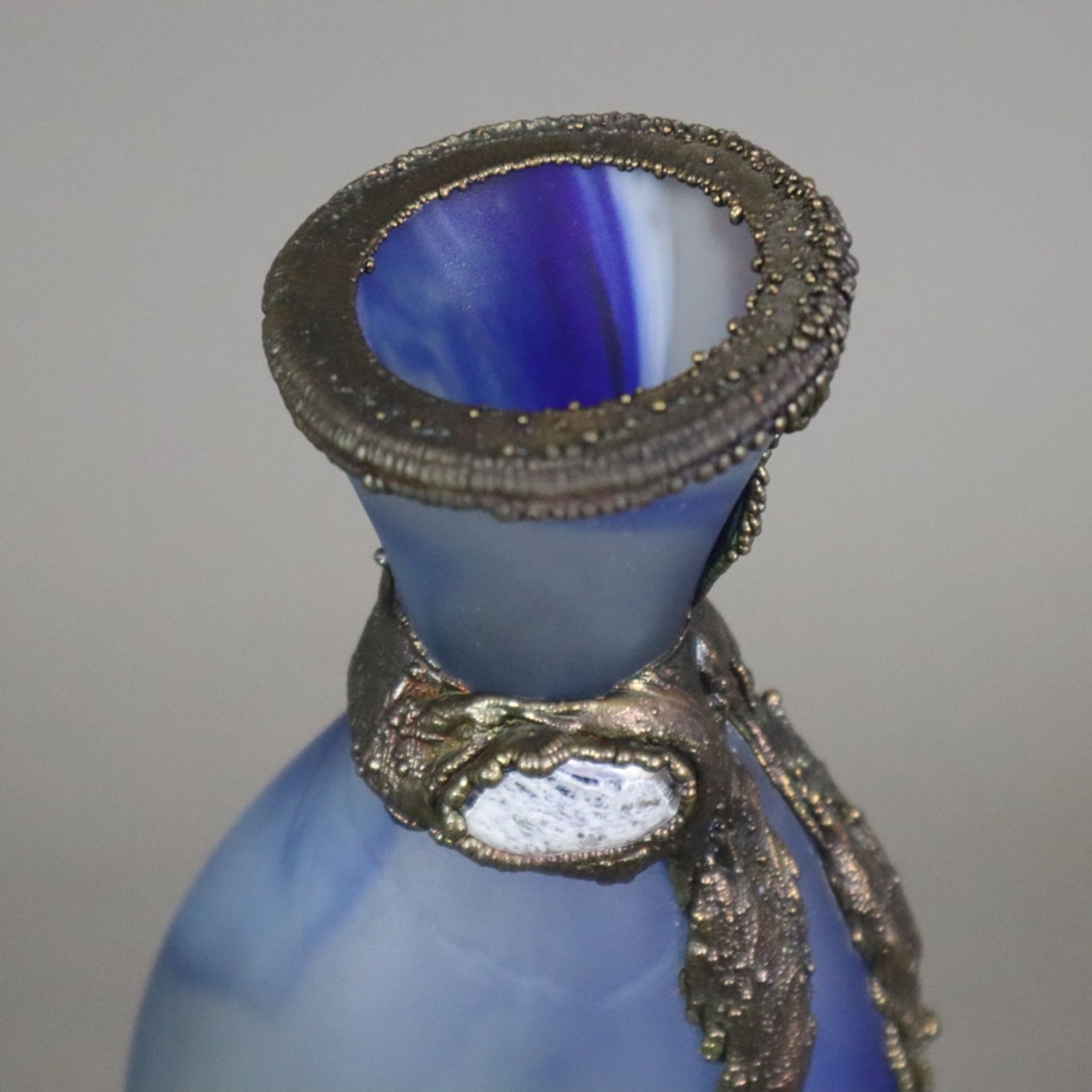 Glasvase in Frauentorso-Form - Filip Ravert, Rumänien, 20. Jh., Klarglas mit blauen Pulvereinschmel - Bild 2 aus 9