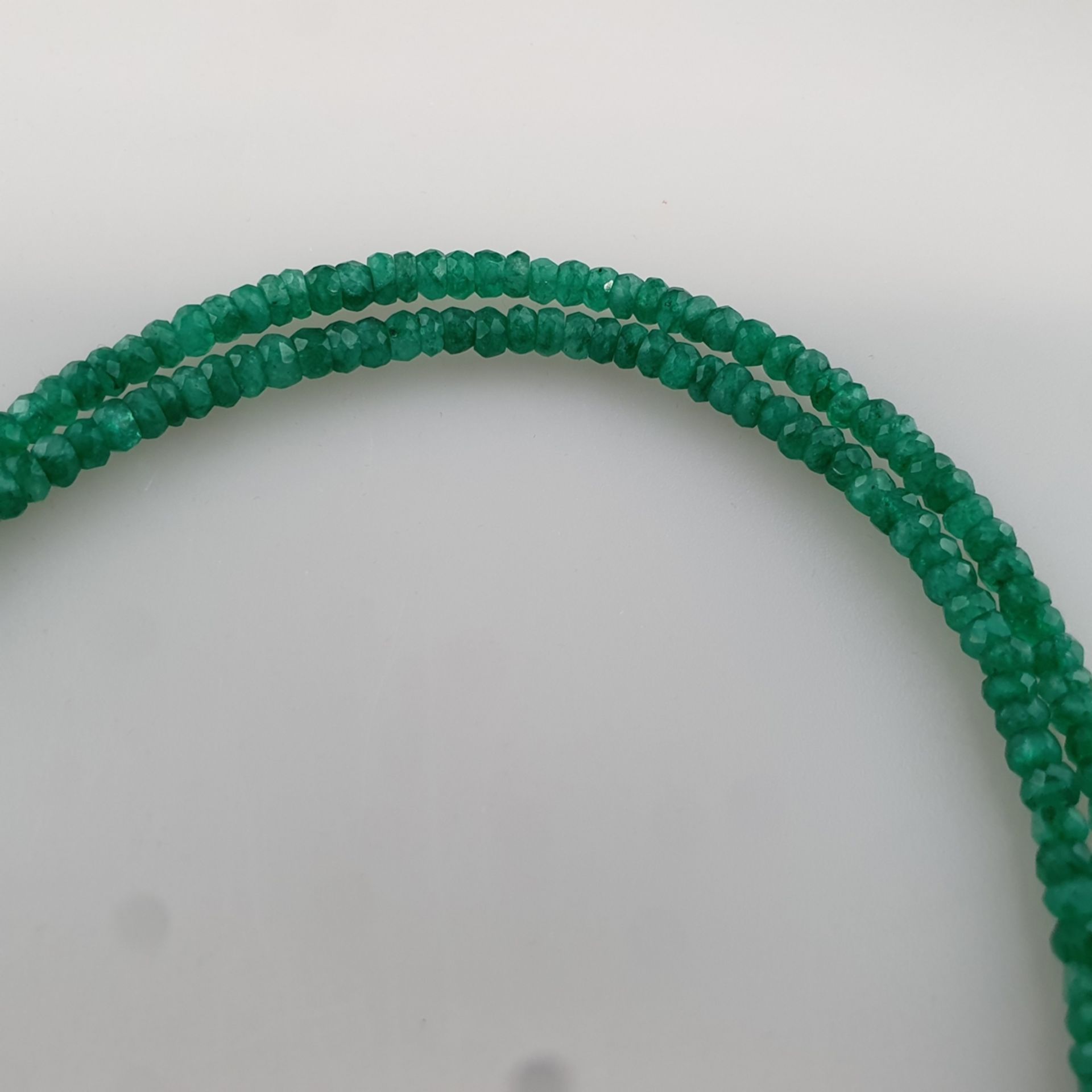 Zweireihige Smaragdkette mit Rubinschließe - facettierte Smaragd-Rondelle von insgesamt ca. 155 ct. - Bild 5 aus 5