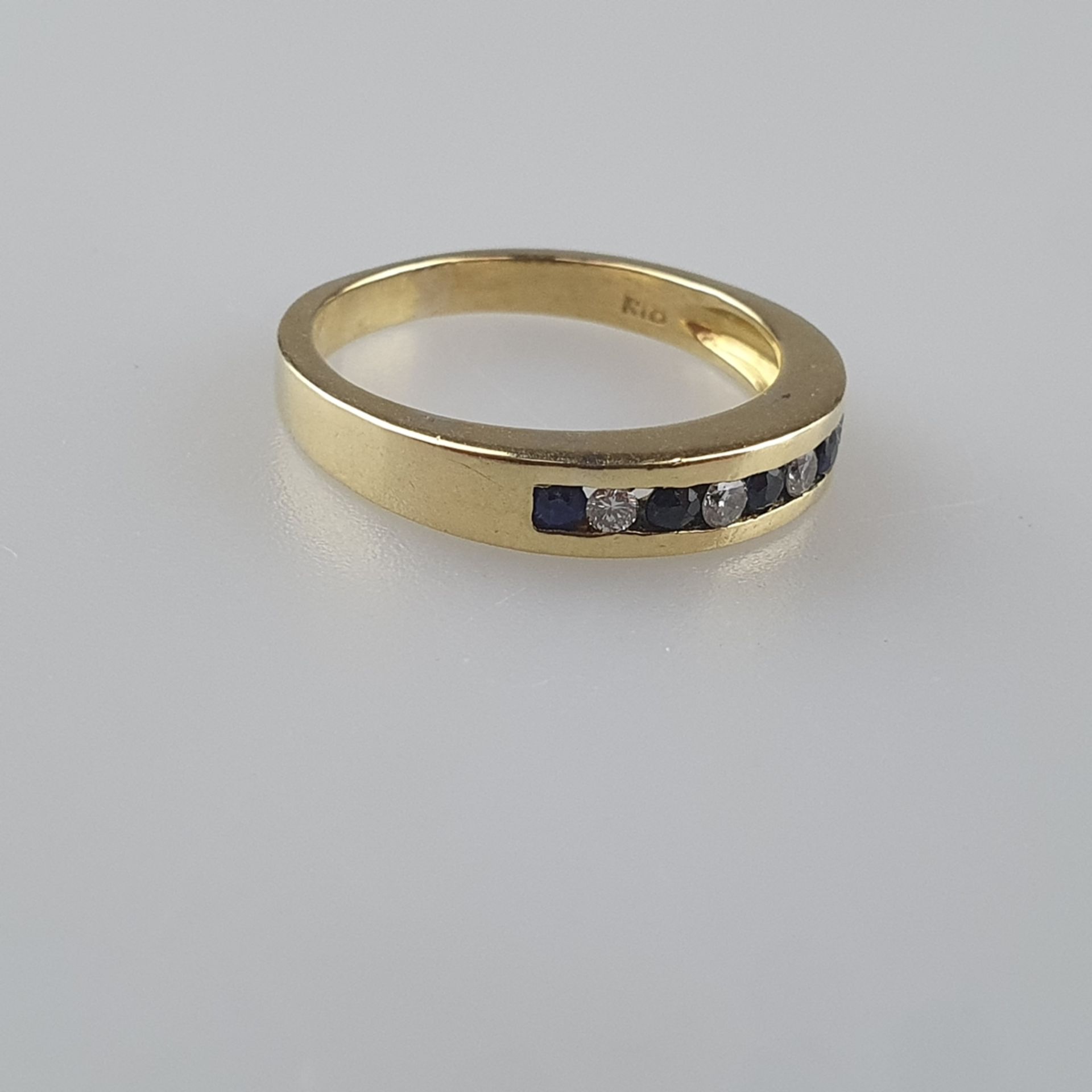 Goldring mit Diamant- und Saphirbesatz - Gelbgold 750/000 (18K), gestempelt, ausgefasst mit 4 Diama - Bild 2 aus 4