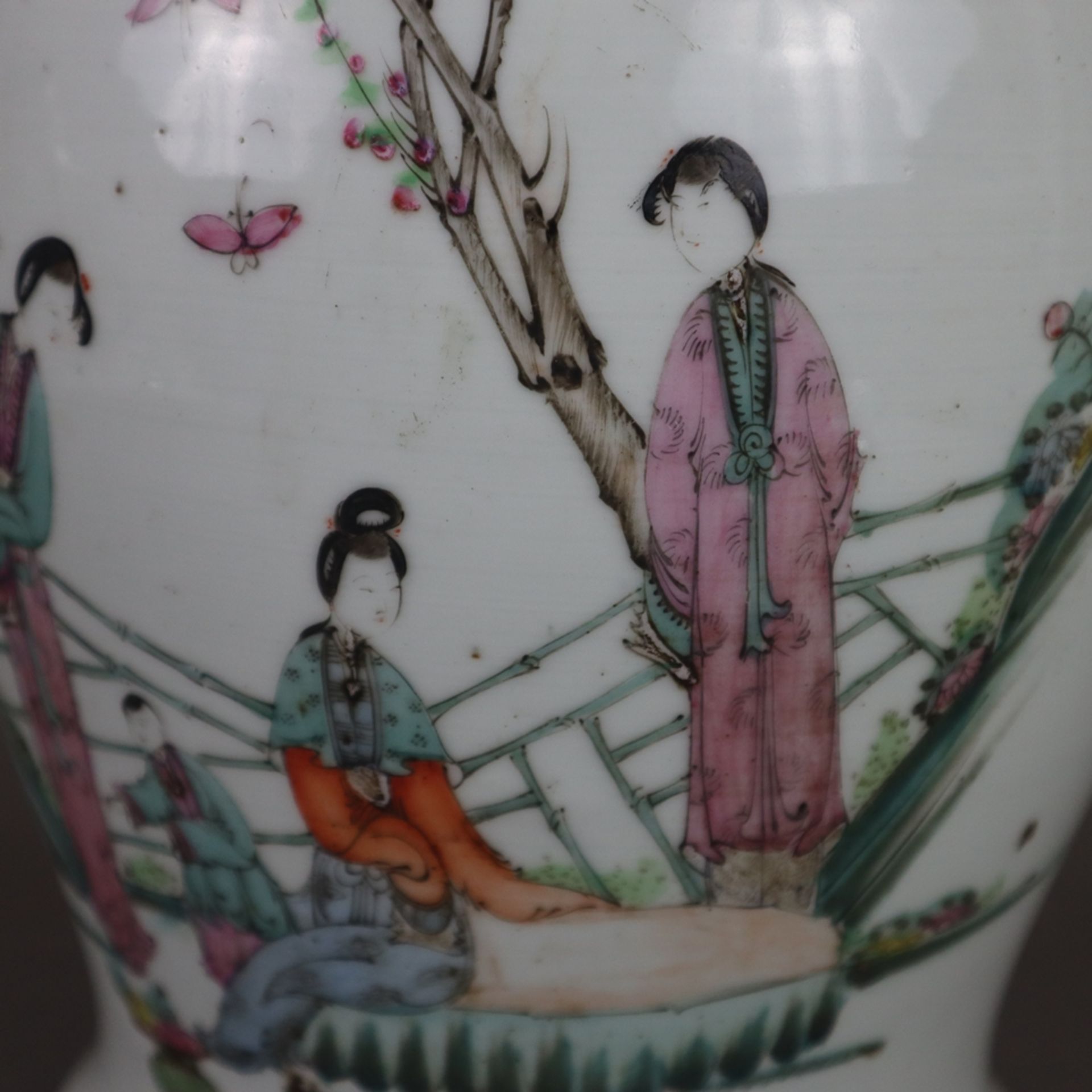 Ein Paar Famille rose-Vasen - China, späte Qing-Dynastie, Porzellan, polychrome Bemalung in der Far - Bild 3 aus 13