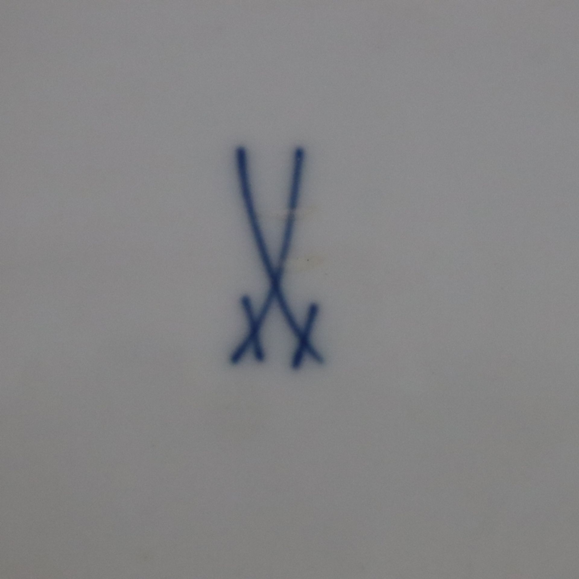 Konfektschale - Meissen, 20. Jh., Porzellan, X-Form, matt- und glanzvergoldet, unterglasurblaue Sch - Bild 8 aus 9