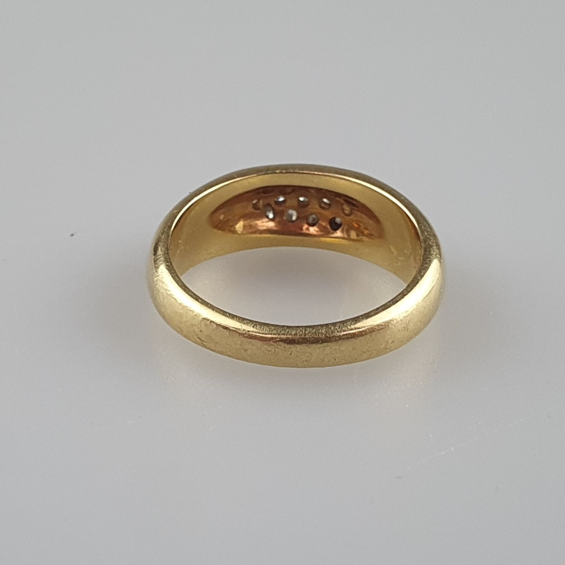 Goldring mit Diamantbesatz - Gelbgold 750/000 (18K), vertiefter Ringkopf ausgefasst mit 13 kleinen - Bild 4 aus 5