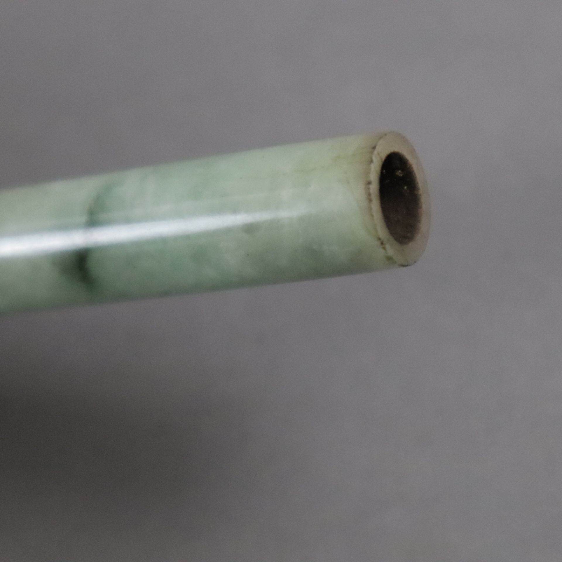 Zigarettenspitze aus Jade - China 20. Jh., seladonfarben gewölkte Jade mit leichten schwarzen Einfä - Bild 4 aus 4