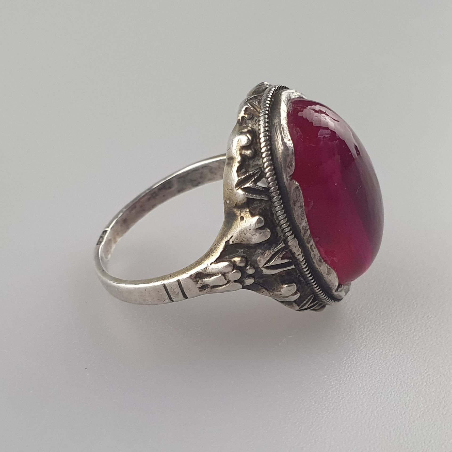 Silberring mit Rubin - mit ovalem poliertem Rubincabochon besetzt, Ringkopf ca.18 x 12 mm, Dm. Ring - Bild 3 aus 6