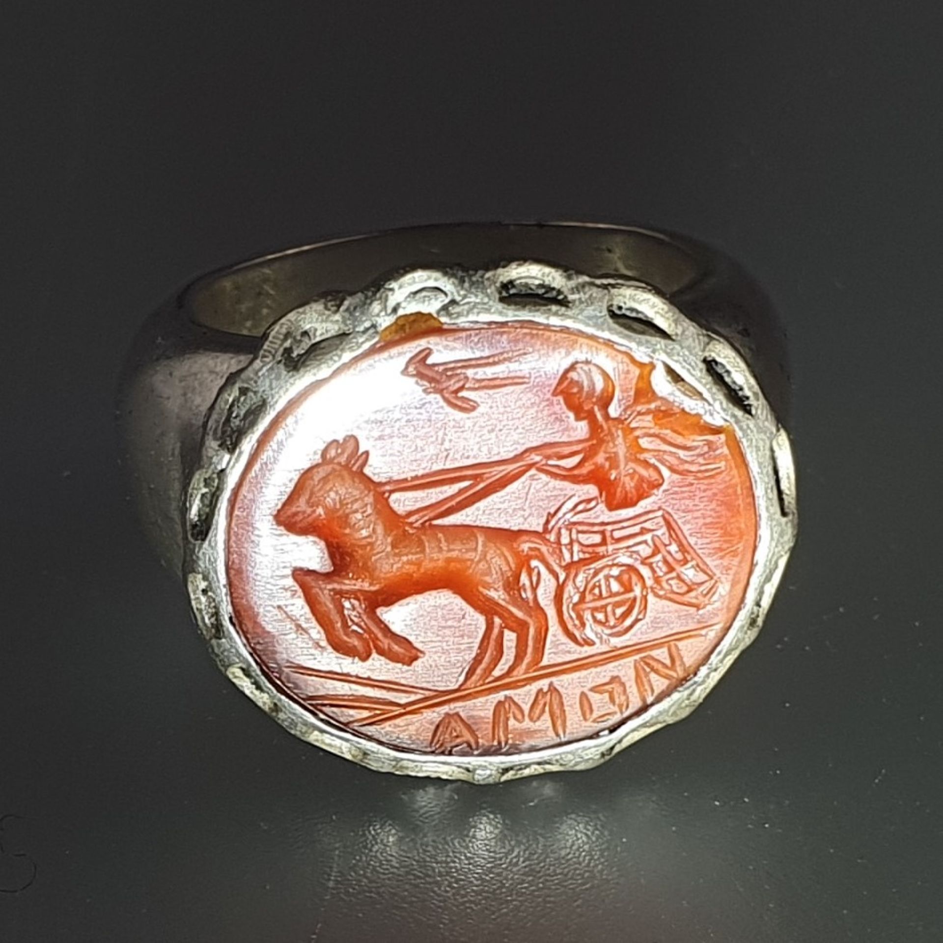 Silberring mit Intaglio - massive Silberfassung, als Ringkopf ovale Karneolplakette, darin die grav