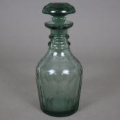 Karaffe - Böhmen, um 1860, grünes Glas, facettiert, geschliffen mit Hirsch in Waldlandschaft, H. ca