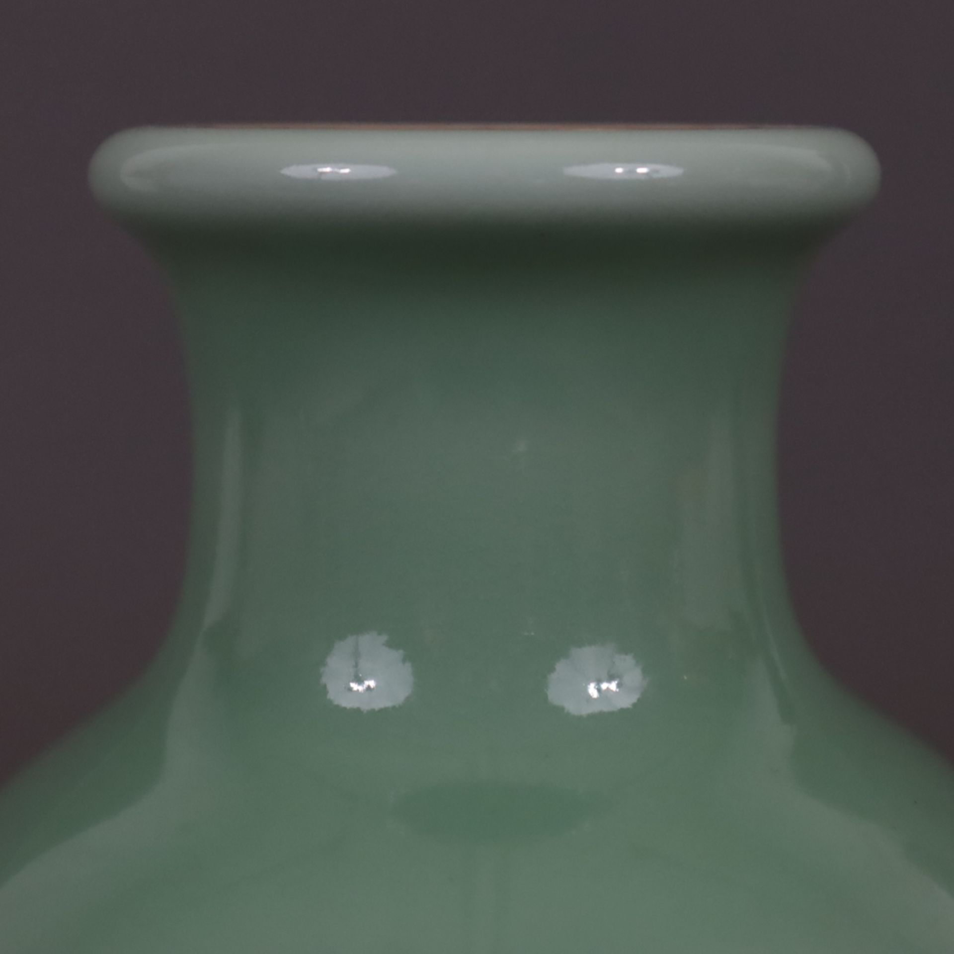 Seladon-Vase - Porzellan mit polychromer Emailbemalung, China, gebauchte Vase mit eingeschnürtem Ha - Bild 3 aus 9