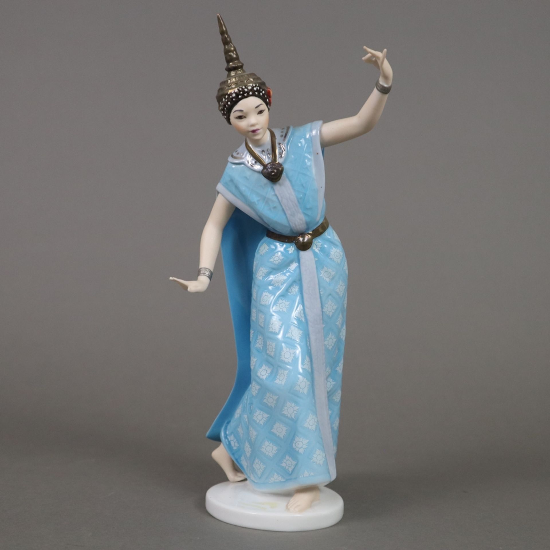 Porzellanfigur "Suriya - thailändische Tänzerin" - Goebel, Porzellan, polychrom bemalt, auf runder
