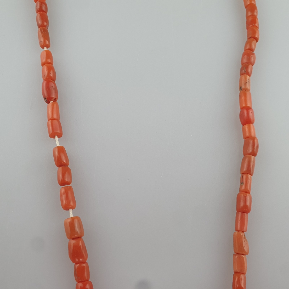 Kette aus roter Koralle / Gebetskette? - polierte Trommelstücke locker aufgefädelt, L. ca. 64 cm, G - Image 3 of 4
