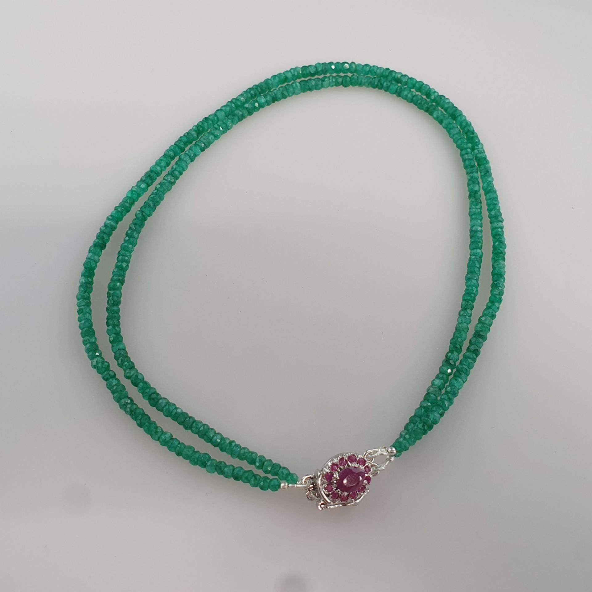 Zweireihige Smaragdkette mit Rubinschließe - facettierte Smaragd-Rondelle von insgesamt ca. 155 ct. - Bild 3 aus 5