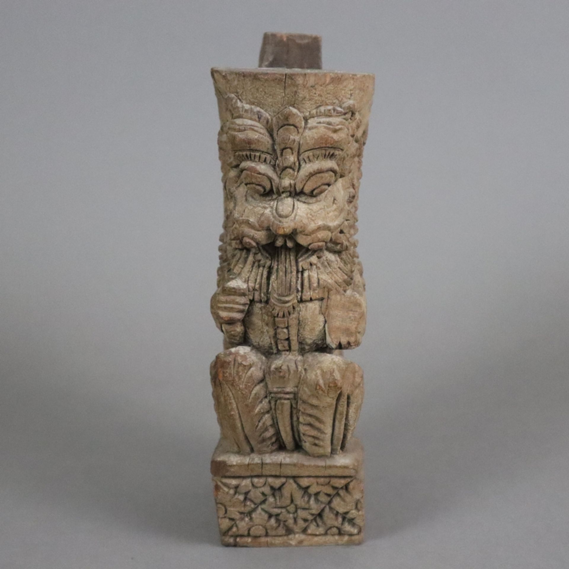 Möbel-Zierfragment mit Löwenmotiv - Indien, Holz geschnitzt, wohl Teil einer Armlehne mit vollrunde